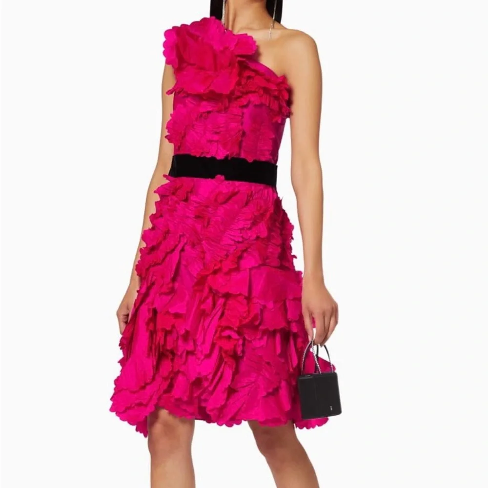 Marchesa one shoulder Floral texture cocktail dress in Fuchsia. - Picture 2 of 5